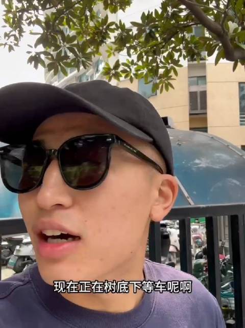 车送去保养，中午还得出去吃饭，这位朋友就体验了一把无人出租车