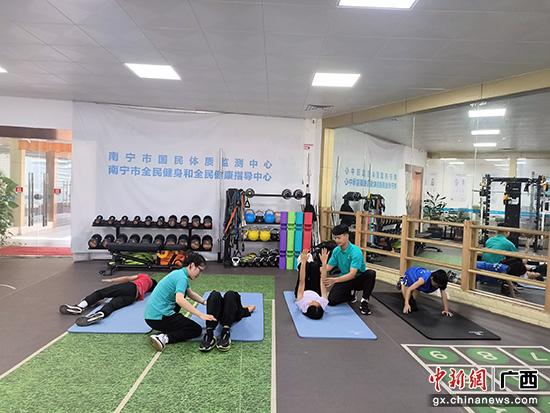 在南宁市全民健身和全民健康指导中心,几名运动员正在专业人员的指导下做康复训练。杨丁怡 摄