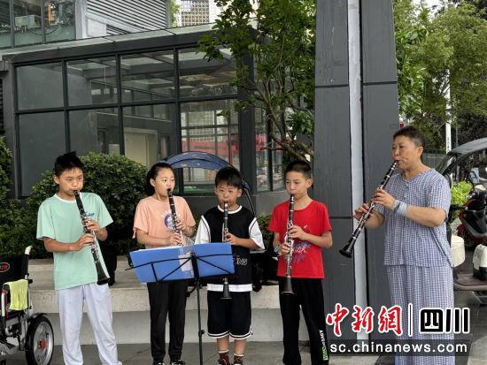 志愿者在崇文广场教乐器。 梓潼县融媒体中心供图