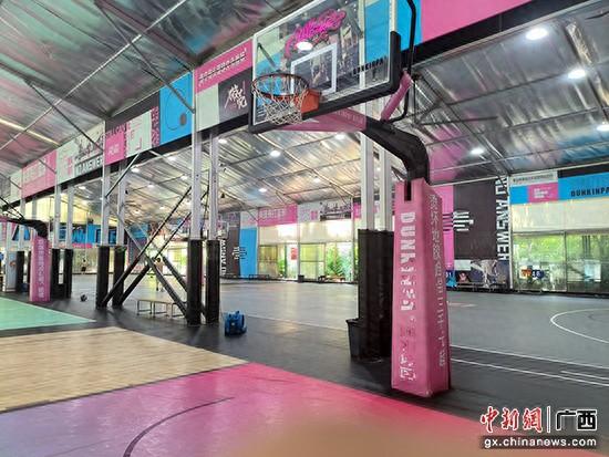 图为南宁柳沙体育公园内的篮球场馆。杨丁怡 摄