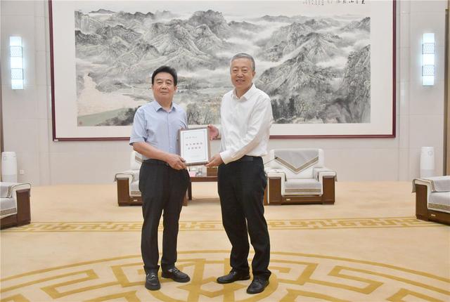 为蒋威颁发包头博物馆、包头美术馆名誉馆长聘书。