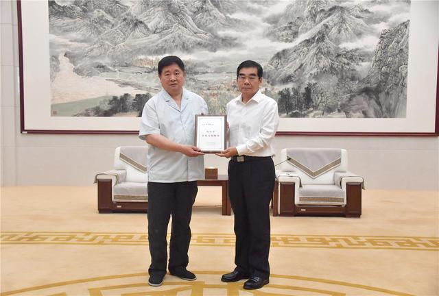 为单霁翔颁发包头市首席文化顾问聘书。