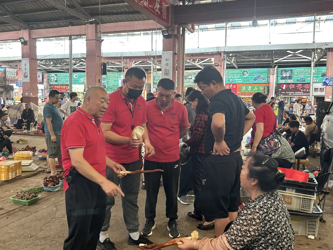 云南木水花野生菌交易中心工作人员正在市场内进行安全巡查