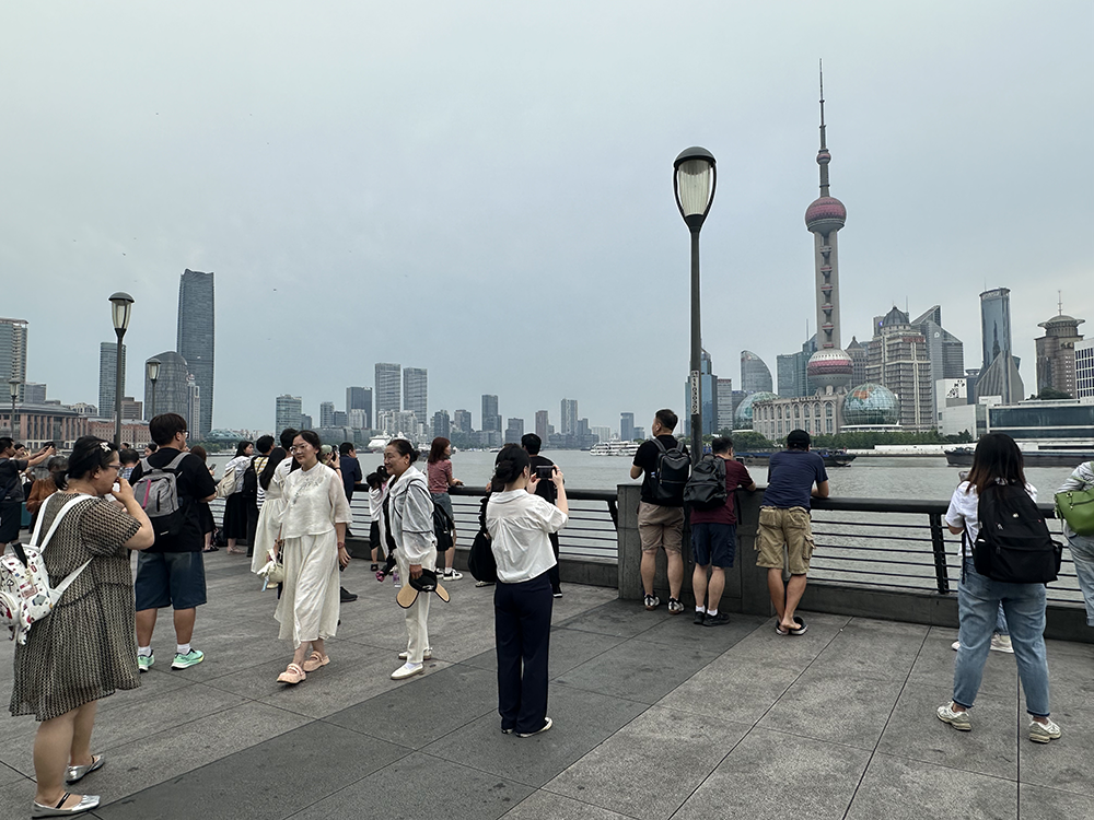 7月10日上午,外滩观景平台,游客有序游览和拍照。本文图片除特别标注外均为 澎湃新闻记者 李菁 实习生 陶胤吉 图