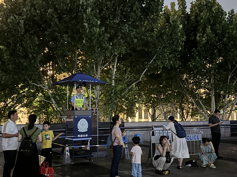 黄浦公安设立了若干个警用瞭望台,派设民警对人流情况进行观察。