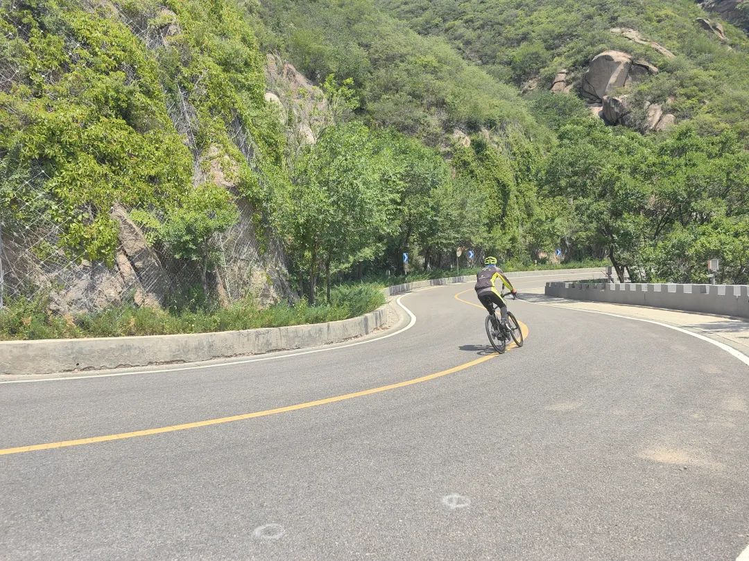 ▲在延庆的乡村公路上,经常有骑行爱好者倏忽而过。