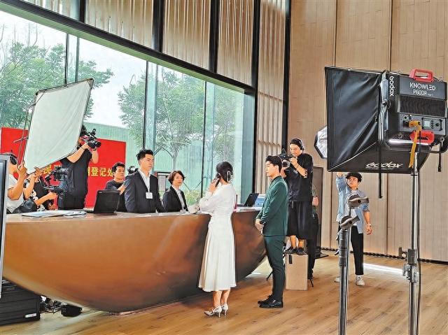 7月5日,一部微短剧正在郑州郊区拍摄。