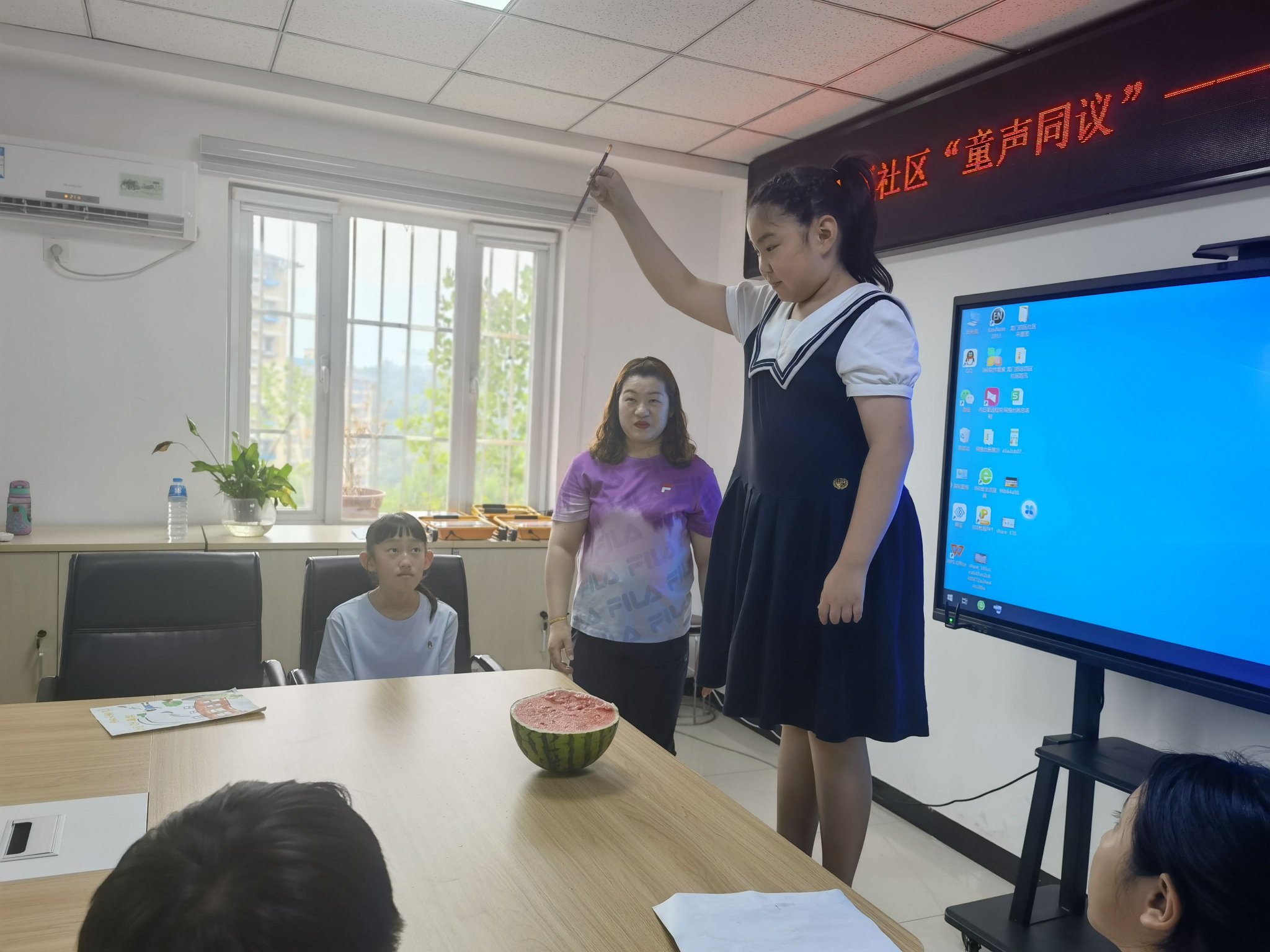孩子們做高空拋物危害的實驗。新京報記者 周懷宗 攝