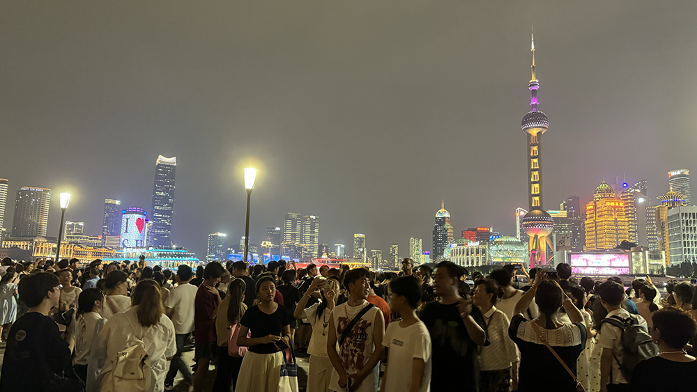 7月10日晚间,外滩观景平台游人如织。