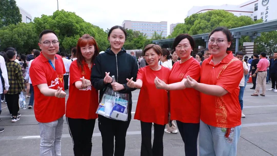 6月7日,陈如月(左三)在考点门口与高中老师合影/图源:澎湃新闻