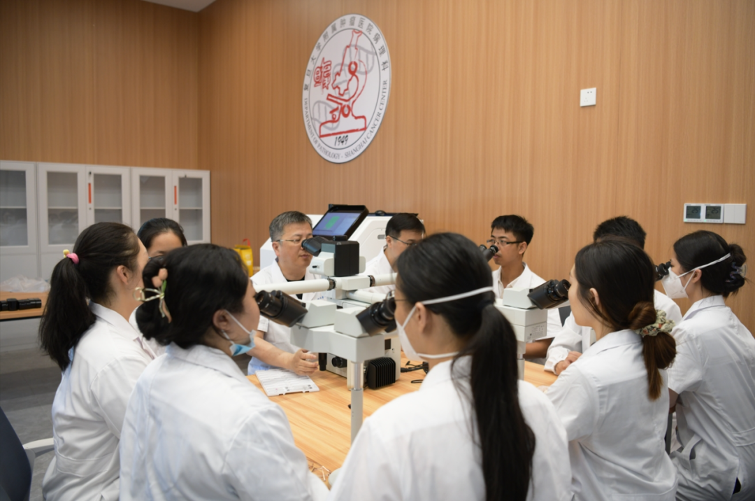 复旦肿瘤医院病理科王坚主任坐镇厦门院区,带领团队进行疑难病理会诊及示教