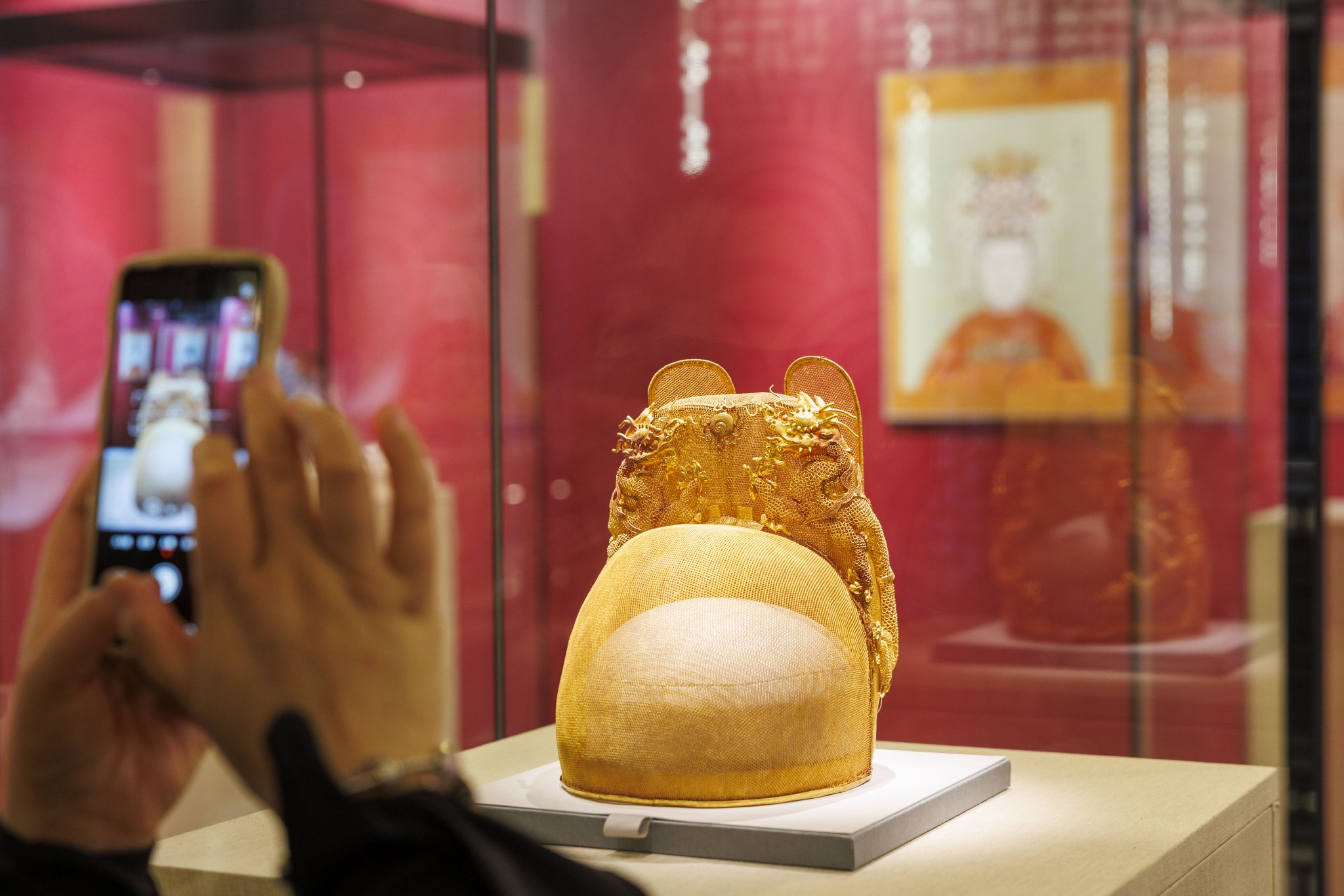 觀展者在拍攝金絲翼善冠。新京報記者 王子誠 攝