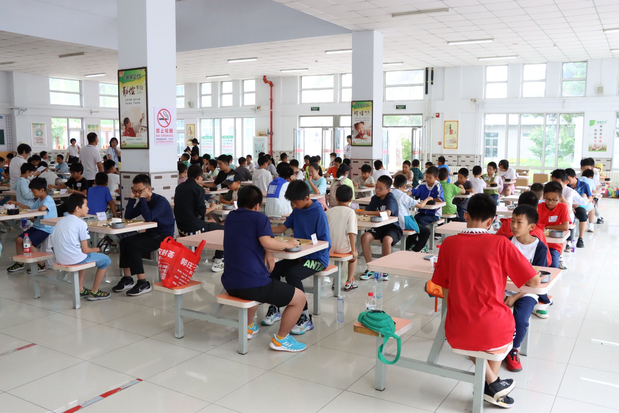 400餘名青少年選手對弈。劉紀元 攝
