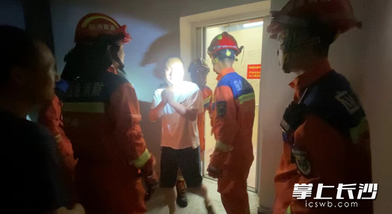 被困男子成功脱困后向消防救援人员抱拳表示感谢。长沙晚报通讯员 旷米来 供图