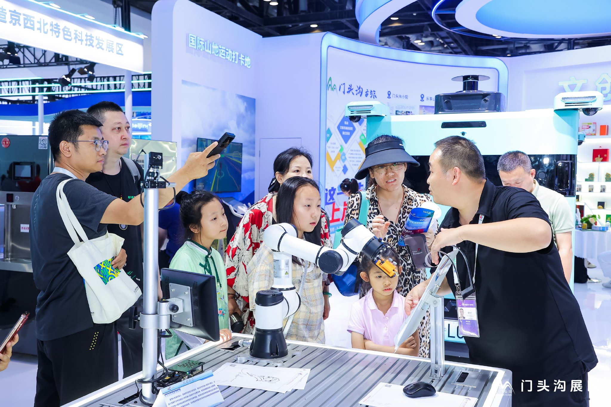 展區上的機器人繪畫,吸引了許多市民。門頭溝區委宣傳部供圖