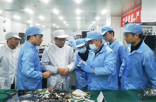 團隊成員討論立方星交付對接事宜。研製團隊供圖