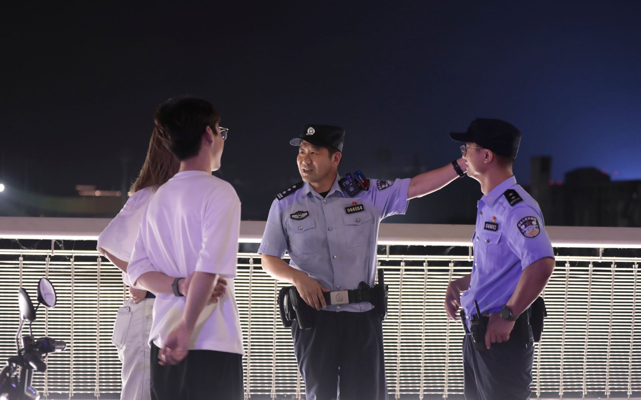 民警進行夏夜安全巡邏。圖源:北京市公安局石景山分局