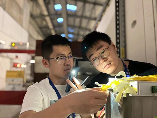 團隊成員在歐洲核子研究中心進行穿越輻射探測器束流實驗現場調試。謝文錦/攝
