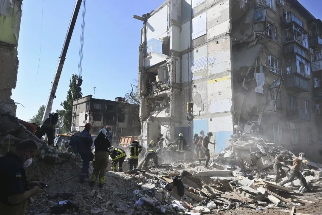 ▲當地時間2024年7月9日，烏克蘭基輔，俄烏衝突持續，一處住宅區遭遇導彈襲擊。圖/視覺中國