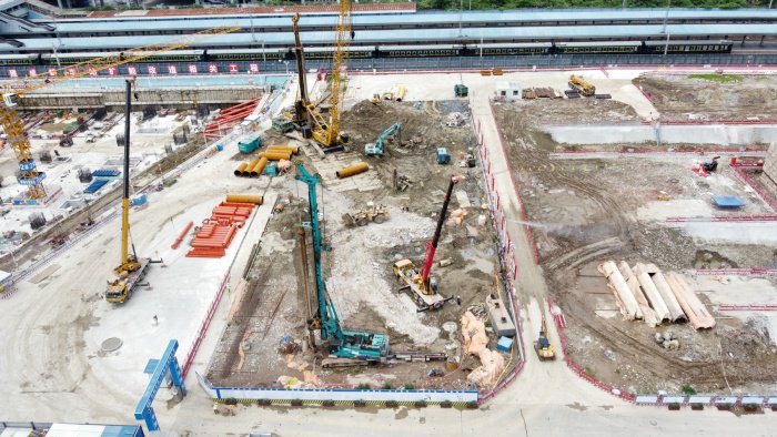 成都车站扩能改造站房工程项目施工现场,工人正在进行桩基施工。中国铁路成都局供图