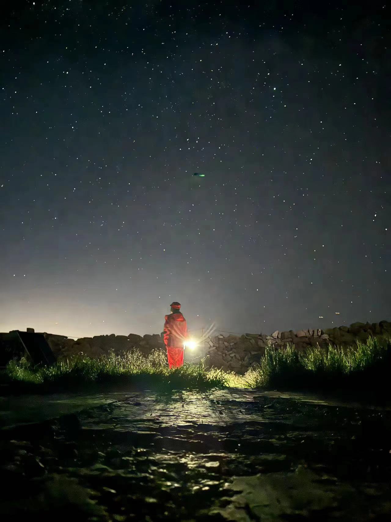 7月11日晚,寶雞高新雷霆應急救援中心的救援人員在山上搜救。受訪者供圖
