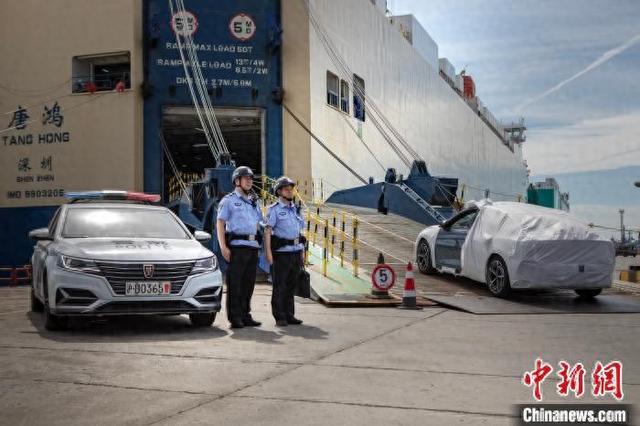 中国籍“唐鸿”轮16日靠泊外港海通码头,正在装载出口的国产汽车。(外高桥边检站供图)