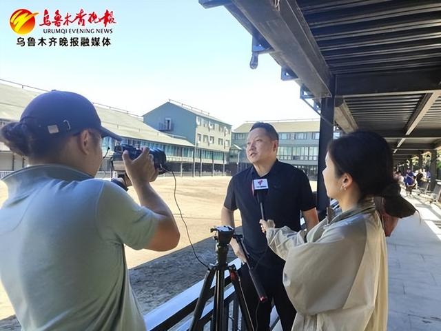 7月14日,在野马古生态园,采访团记者正在园区采访。记者唐红梅摄