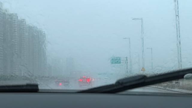 开车偶遇暴雨，果断开启智驾 雨刮器都刮出火星子了