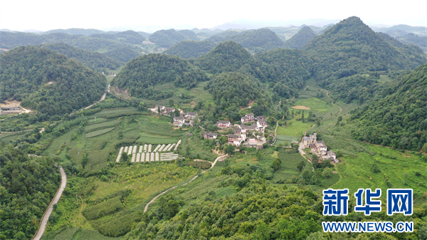 航拍的息烽县青山苗族乡青山村塘坎组一景。新华网 周远钢 摄