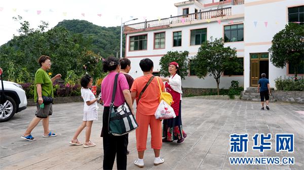 “英子小院”主人梅长英在招呼客人。新华网 周远钢 摄
