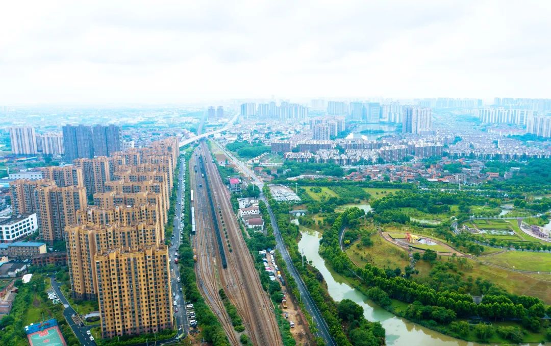 京九铁路穿过青云谱区主城区。