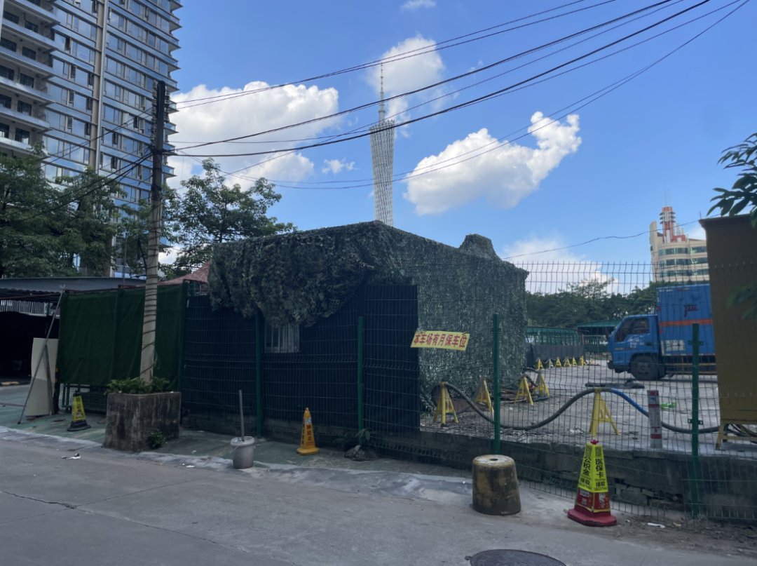 海珠区方圆滨江大厦附近的私人露天停车场。