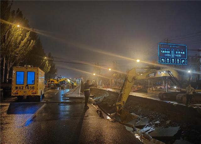 呼和浩特一段因强降雨导致热力管道施工路面塌陷已修复(图2) 呼和浩特一段因强降雨导致热力管道施工路面塌陷已修复(图2)