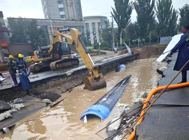 呼和浩特一段因强降雨导致热力管道施工路面塌陷已修复(图1) 呼和浩特一段因强降雨导致热力管道施工路面塌陷已修复(图1)