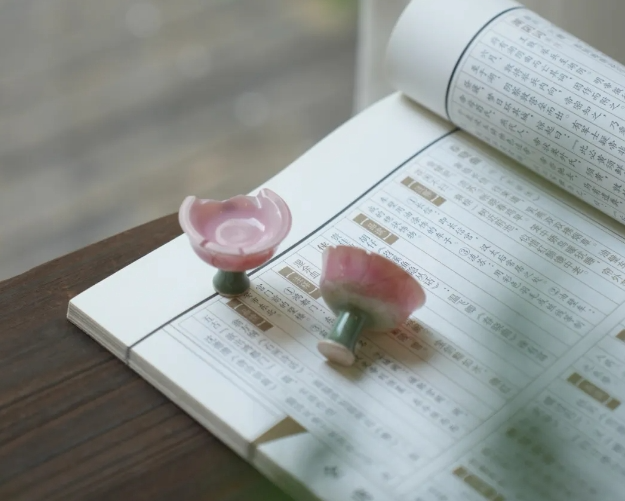 影青釉里红冰箱贴。图源：杭州博物馆