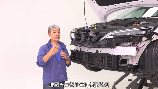 这辆秦L的前后防撞梁都是钢板材质，前面是双层辊压钢板，后面是单层钢板…