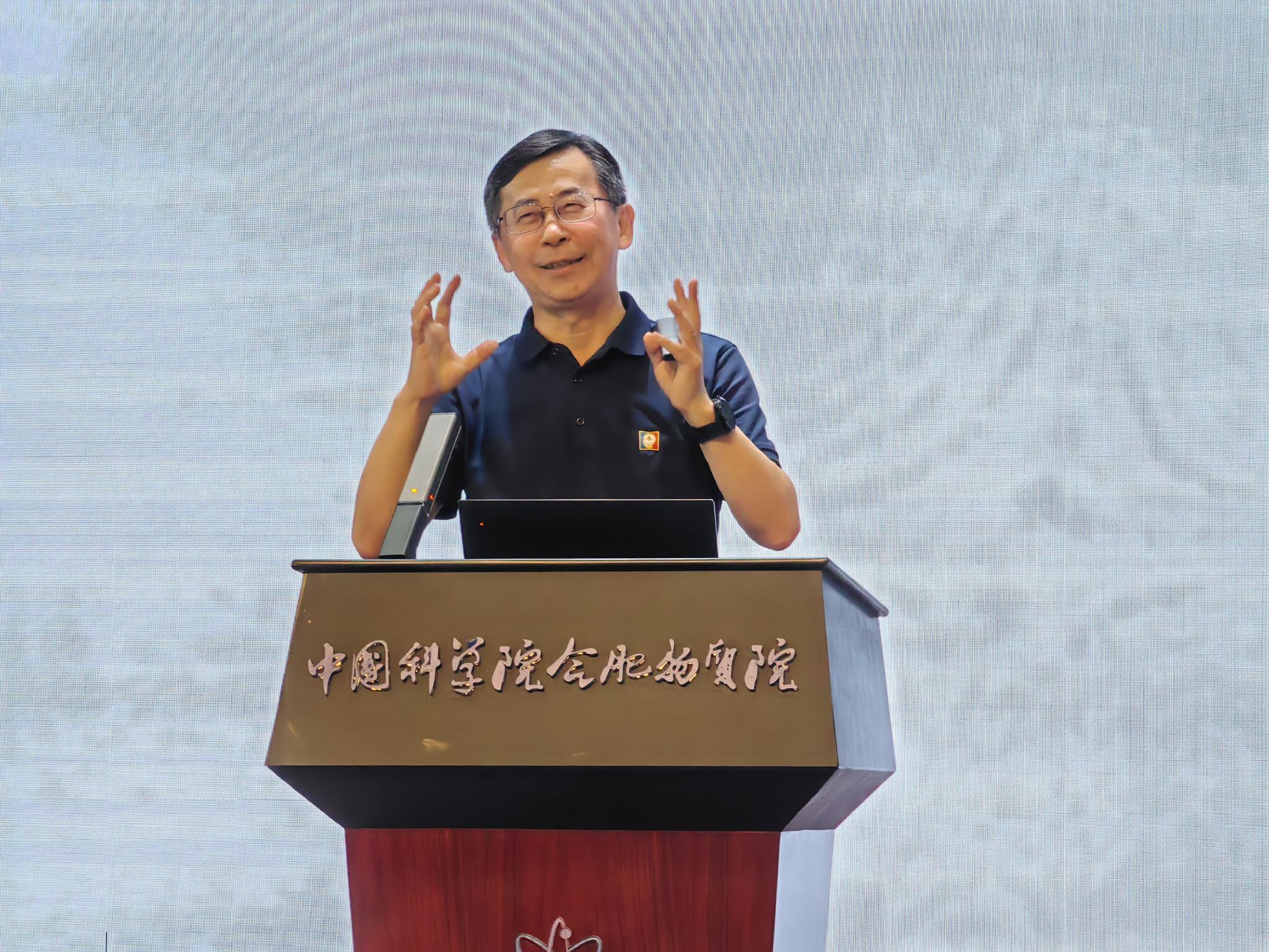 7月18日,俞书宏院士在合肥给青少年作科普报告。(科技日报记者 洪敬谱 摄)