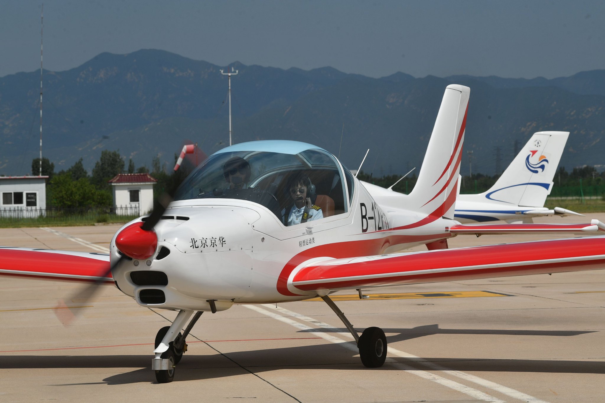 暑期來延慶乘坐直升機高空俯瞰八達嶺長城項目受到遊客歡迎。新京報記者 陶冉 攝