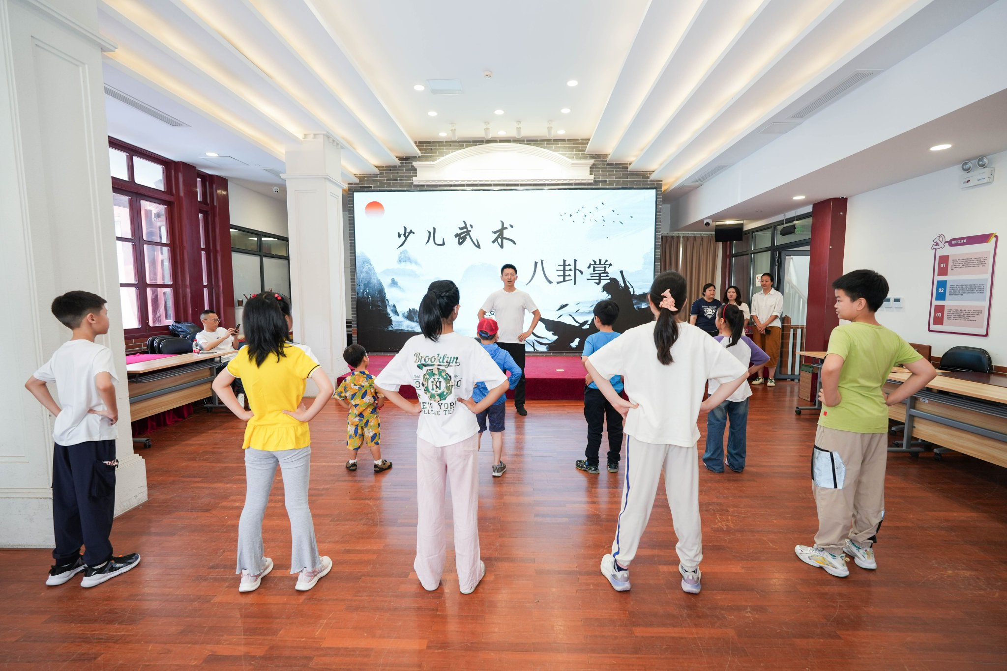 少儿武术社区为小朋友传授八卦掌。