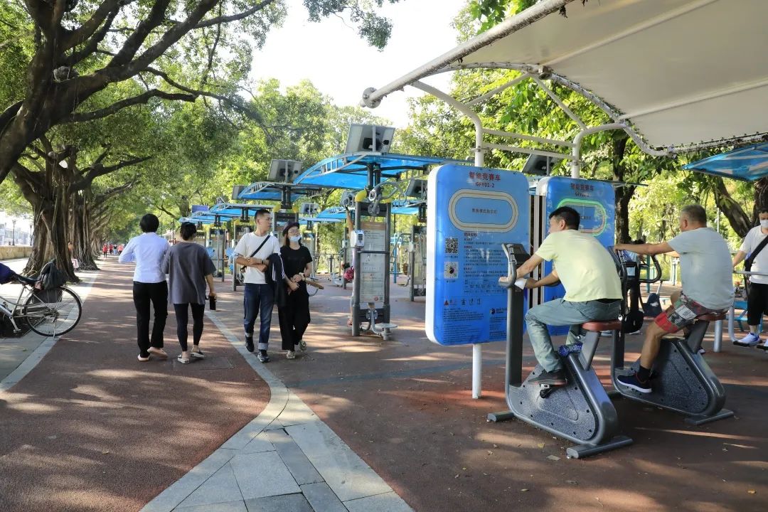 海印公园,市民在智能健身器材上锻炼