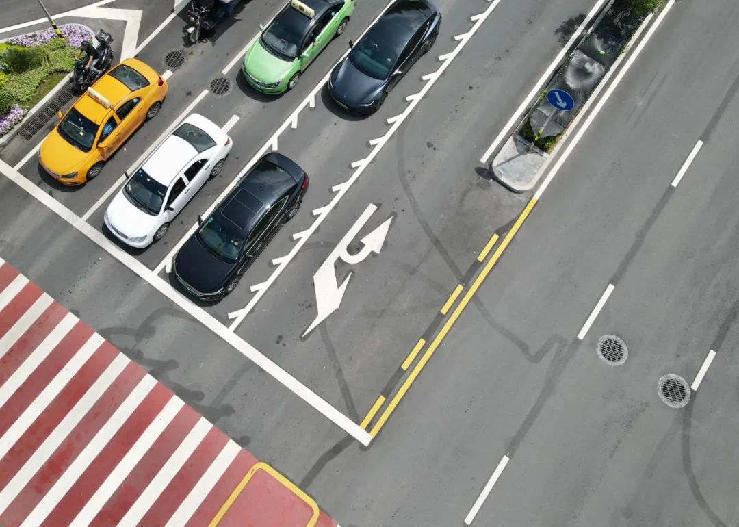 明光路-凤城五路十字，增设掉头车道。