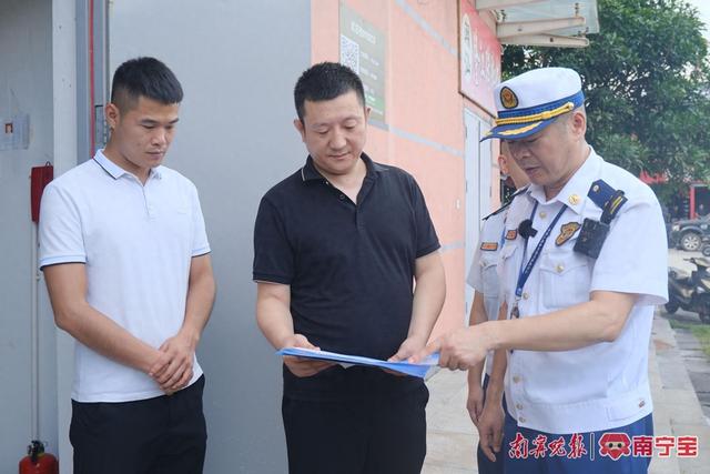 防火监督员对市场管理方提出严格落实消防控制室人员值班制度的相关要求。