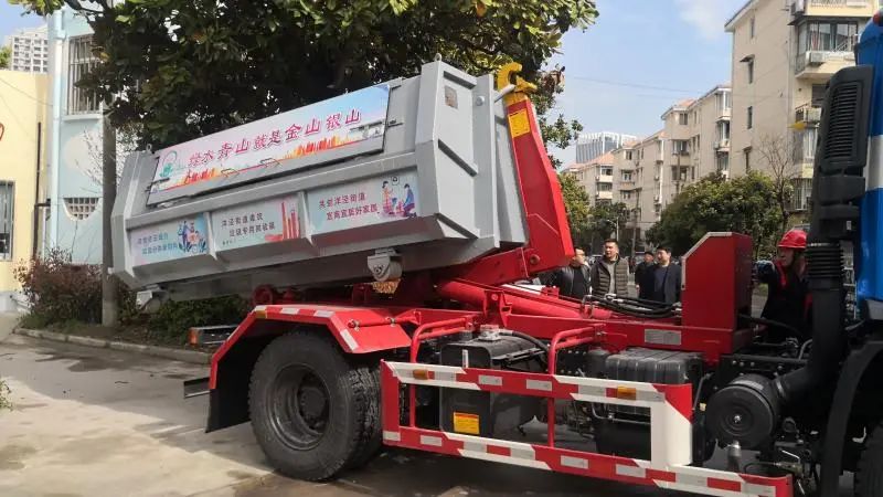 浦东部分街镇2021年试点智能装修垃圾箱清运模式。 陈玺撼 摄
