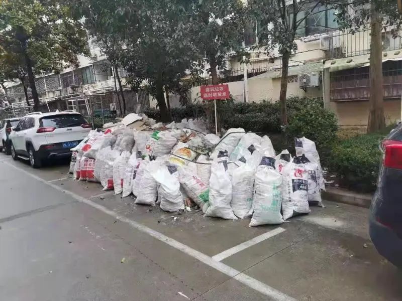 几种常用的装修垃圾堆放方式。 陈玺撼 摄