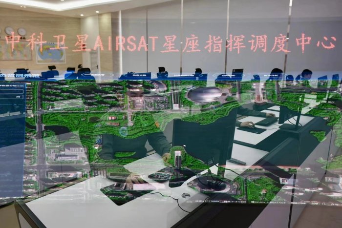 中科卫星AIRSAT星座指挥调度中心，工作人员正在操作系统（二次曝光）。全媒体记者 杨凤炆 摄