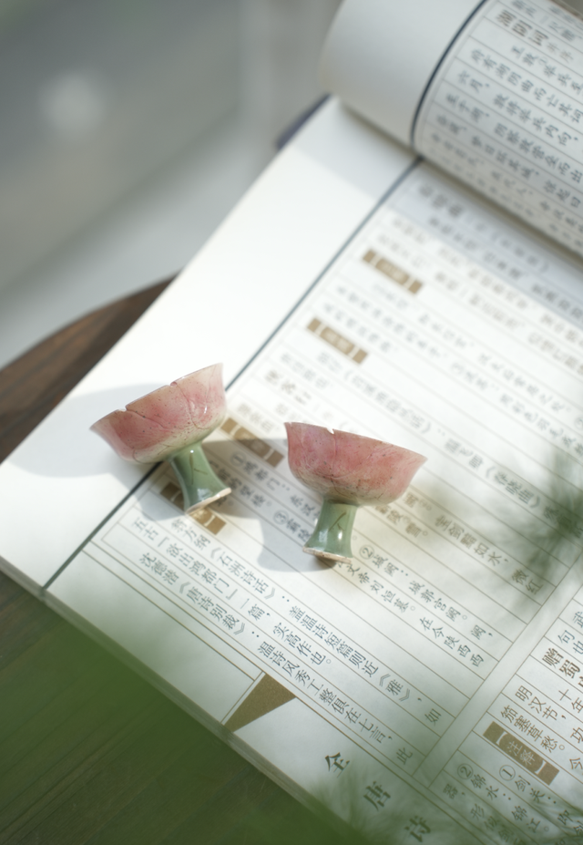 影青釉里红冰箱贴。图源:杭州博物馆