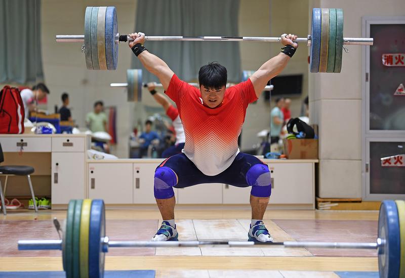 5月10日,國家隊選手劉煥華在訓練中。當日,中國國家舉重隊在國家體育總局舉行媒體公開課,展示備戰2024年巴黎奧運會情況。新華社記者 侯昭康 攝