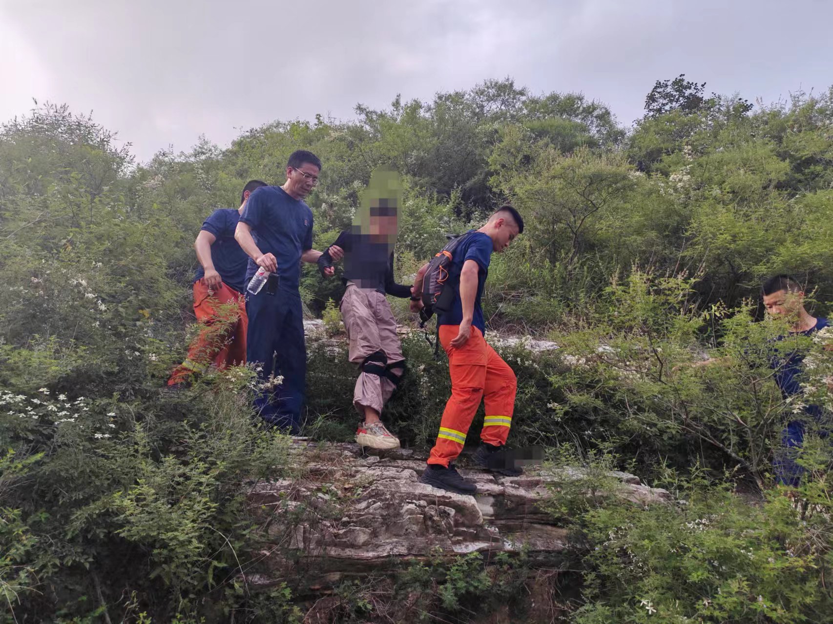 消防救援人員帶失聯女子下山。圖源:房山區消防救援支隊