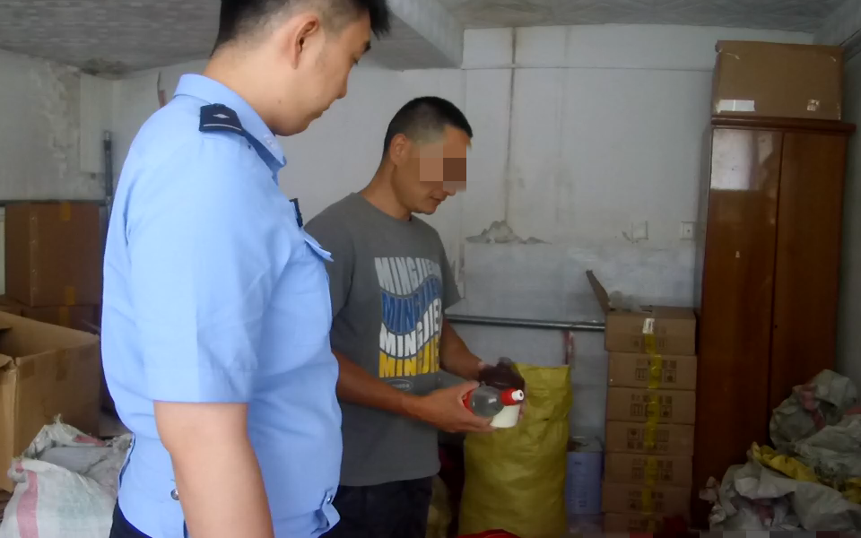 警方發現製造假冒品牌白酒的窩點。 圖源:通州公安分局