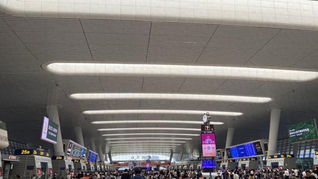 7月22日,杭州东站候车大厅。本文图片均为澎湃新闻记者 钟常宇 图